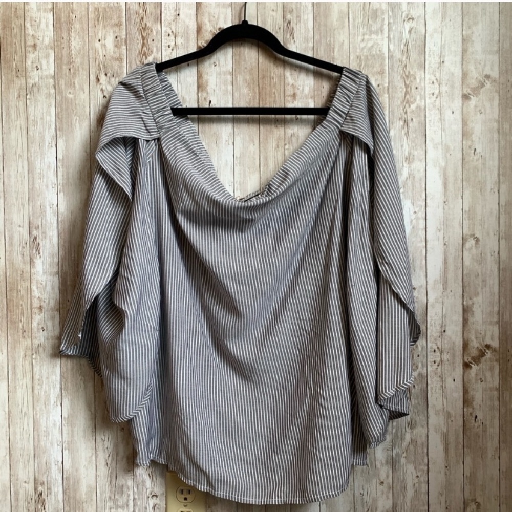🖤3/$20🖤Off Shoulder Draped Sleeve Striped Top